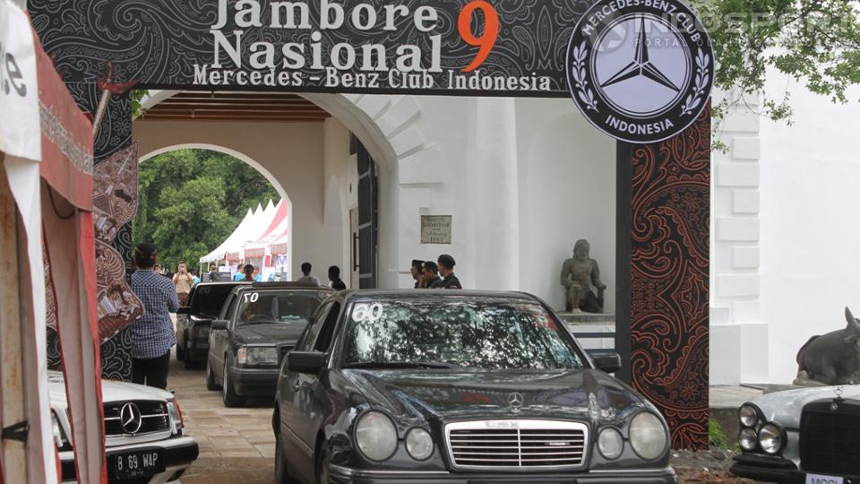 Beberapa mobil peserta Jambore Nasional IX MBCI hendak keluar dari dalam benteng Vastenburg untuk mengelilingi Kota Solo.